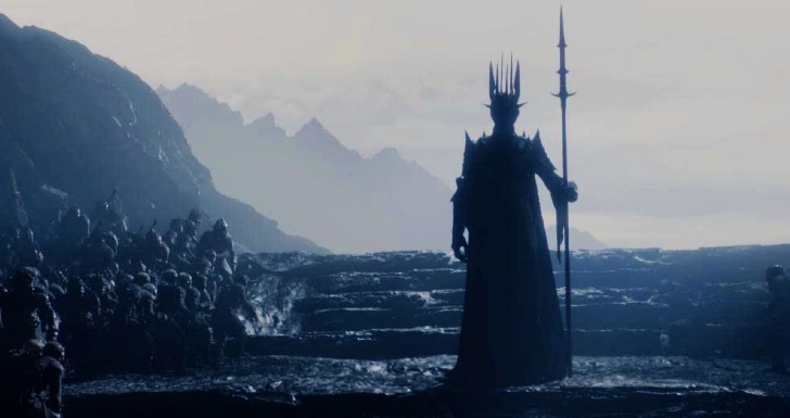 Lorde Sauron de senhor dos anéis em cima de uma montanha com uma espada  flamejante e