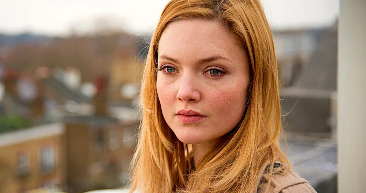 Holliday Grainger em CB Strike Streaming na Max